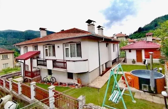 Guest House Meraklii Smilyan  foto